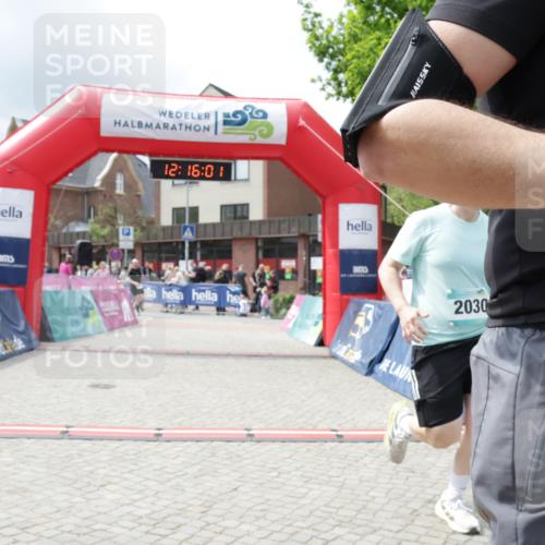 10.05.2026 - 8. Wedeler Halbmarathon Yannick Fuchs http://msf.ph/oto/9729908 10.05.2026 12:16:00 Ziel 176, 510, 2028 meine-sportfotos.de