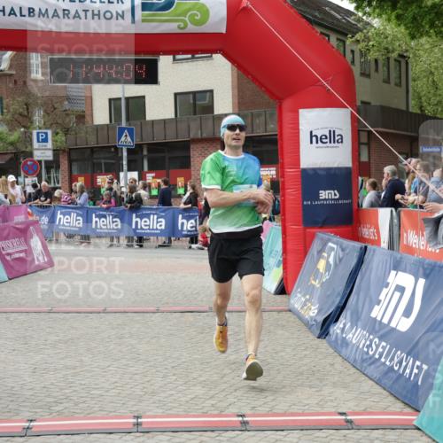 10.05.2026 - 8. Wedeler Halbmarathon Yannick Fuchs http://msf.ph/oto/9729913 10.05.2026 11:44:02 Ziel 921, 1007, 1016, 2022 meine-sportfotos.de