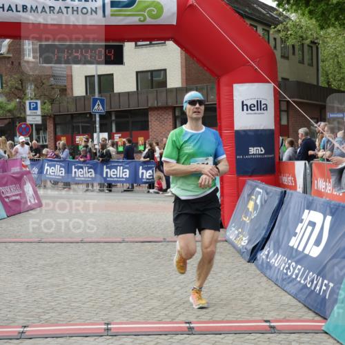 10.05.2026 - 8. Wedeler Halbmarathon Yannick Fuchs http://msf.ph/oto/9729917 10.05.2026 11:44:03 Ziel 921, 1007, 1016, 2022 meine-sportfotos.de