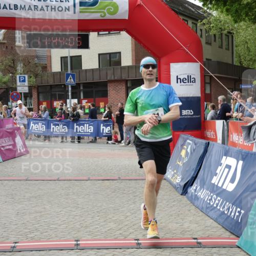 10.05.2026 - 8. Wedeler Halbmarathon Yannick Fuchs http://msf.ph/oto/9729922 10.05.2026 11:44:03 Ziel 921, 1007, 1016, 2022 meine-sportfotos.de
