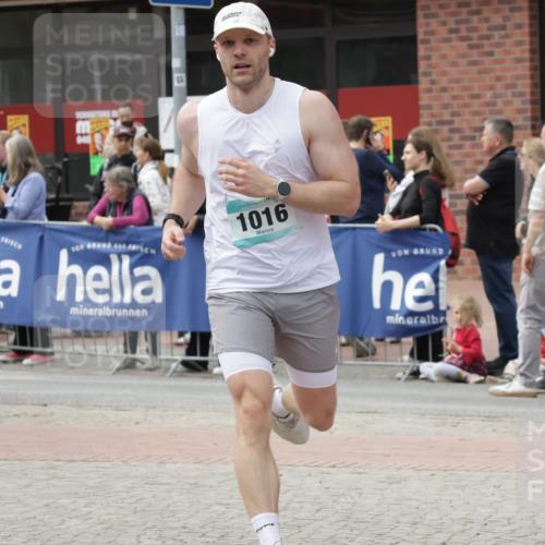 10.05.2026 - 8. Wedeler Halbmarathon Yannick Fuchs http://msf.ph/oto/9729944 10.05.2026 11:44:05 Ziel 921, 1016, 2022 meine-sportfotos.de