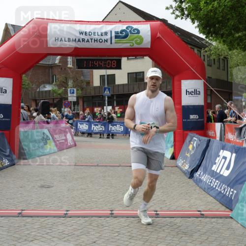 10.05.2026 - 8. Wedeler Halbmarathon Yannick Fuchs http://msf.ph/oto/9729979 10.05.2026 11:44:06 Ziel 195, 921, 1016, 2022 meine-sportfotos.de