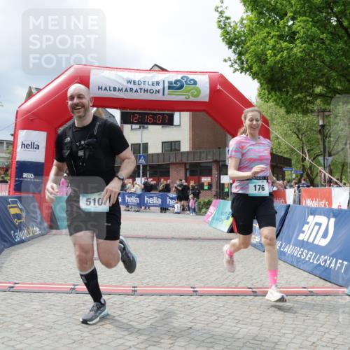 10.05.2026 - 8. Wedeler Halbmarathon Yannick Fuchs http://msf.ph/oto/9729986 10.05.2026 12:16:05 Ziel 176, 510, 951 meine-sportfotos.de