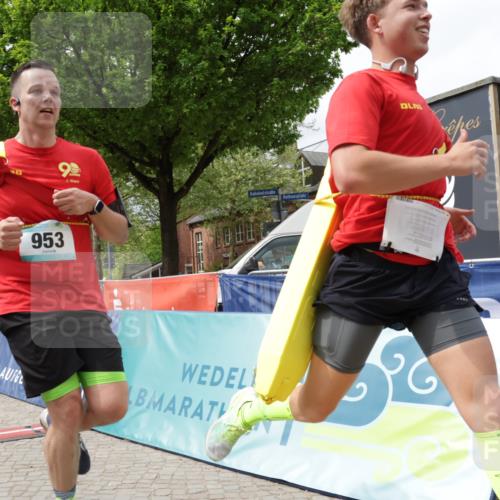 10.05.2026 - 8. Wedeler Halbmarathon Yannick Fuchs http://msf.ph/oto/9730024 10.05.2026 12:16:11 Ziel 102, 951, 953 meine-sportfotos.de