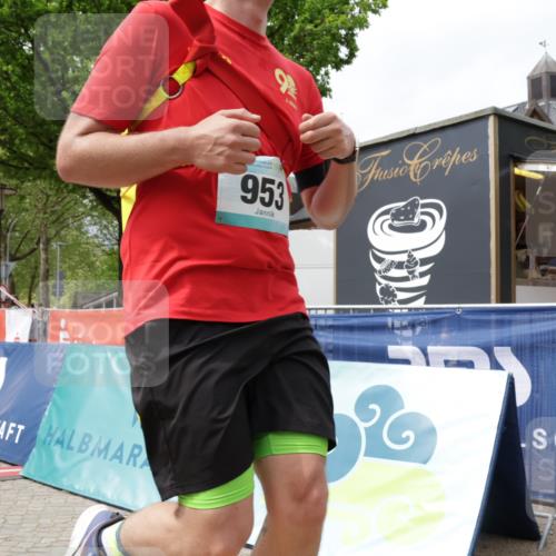 10.05.2026 - 8. Wedeler Halbmarathon Yannick Fuchs http://msf.ph/oto/9730033 10.05.2026 12:16:11 Ziel 102, 951, 953 meine-sportfotos.de