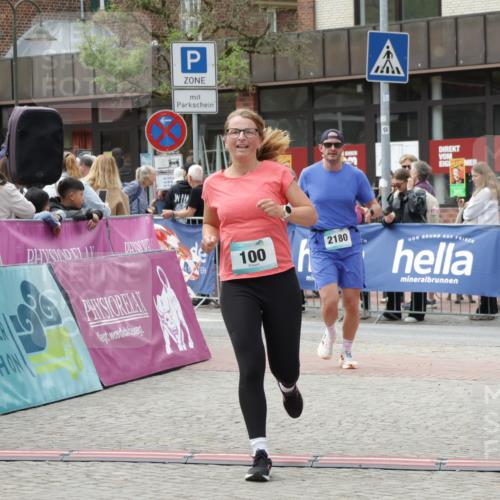 10.05.2026 - 8. Wedeler Halbmarathon Yannick Fuchs http://msf.ph/oto/9730085 10.05.2026 11:44:17 Ziel 100, 258, 2180 meine-sportfotos.de