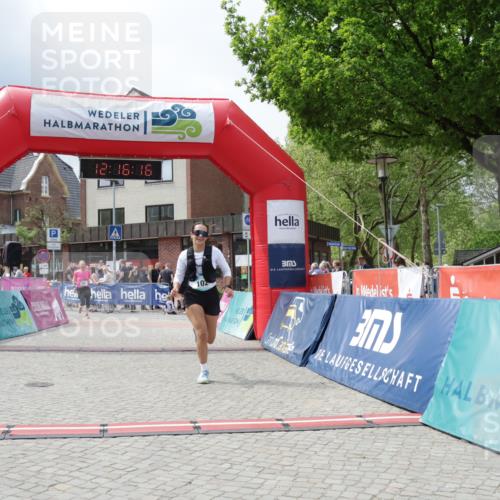 10.05.2026 - 8. Wedeler Halbmarathon Yannick Fuchs http://msf.ph/oto/9730087 10.05.2026 12:16:14 Ziel 57, 102, 951, 953 meine-sportfotos.de