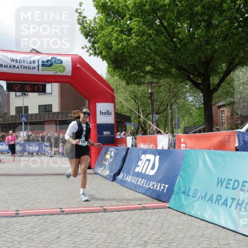10.05.2026 - 8. Wedeler Halbmarathon Yannick Fuchs http://msf.ph/oto/9730096 10.05.2026 12:16:15 Ziel 57, 102, 951, 953 meine-sportfotos.de