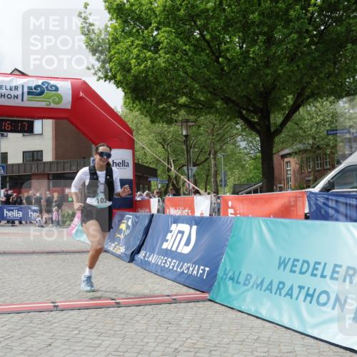 10.05.2026 - 8. Wedeler Halbmarathon Yannick Fuchs http://msf.ph/oto/9730101 10.05.2026 12:16:15 Ziel 57, 102, 951, 953 meine-sportfotos.de