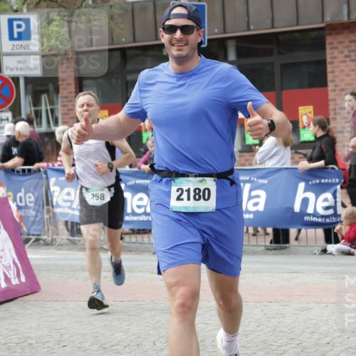 10.05.2026 - 8. Wedeler Halbmarathon Yannick Fuchs http://msf.ph/oto/9730125 10.05.2026 11:44:20 Ziel 100, 258, 2180, 2202 meine-sportfotos.de