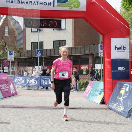 10.05.2026 - 8. Wedeler Halbmarathon Yannick Fuchs http://msf.ph/oto/9730136 10.05.2026 12:16:18 Ziel 57, 102 meine-sportfotos.de