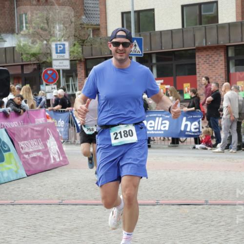 10.05.2026 - 8. Wedeler Halbmarathon Yannick Fuchs http://msf.ph/oto/9730138 10.05.2026 11:44:20 Ziel 100, 258, 2180, 2202 meine-sportfotos.de