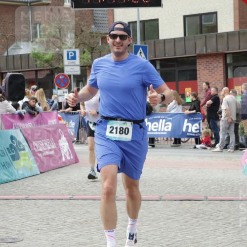 10.05.2026 - 8. Wedeler Halbmarathon Yannick Fuchs http://msf.ph/oto/9730142 10.05.2026 11:44:20 Ziel 100, 258, 2180, 2202 meine-sportfotos.de