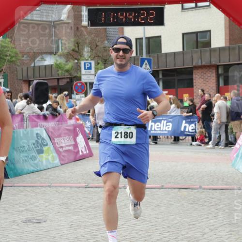 10.05.2026 - 8. Wedeler Halbmarathon Yannick Fuchs http://msf.ph/oto/9730146 10.05.2026 11:44:20 Ziel 100, 258, 2180, 2202 meine-sportfotos.de