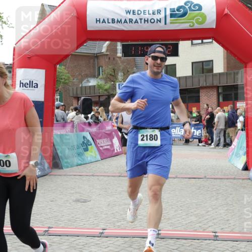 10.05.2026 - 8. Wedeler Halbmarathon Yannick Fuchs http://msf.ph/oto/9730158 10.05.2026 11:44:21 Ziel 100, 258, 2180, 2202 meine-sportfotos.de
