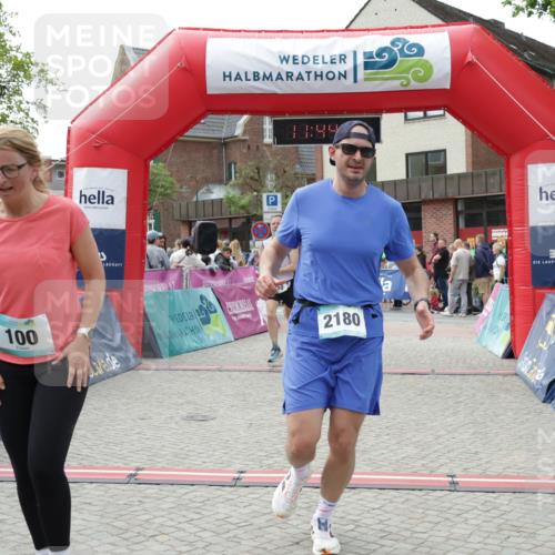 10.05.2026 - 8. Wedeler Halbmarathon Yannick Fuchs http://msf.ph/oto/9730163 10.05.2026 11:44:21 Ziel 100, 258, 2180, 2202 meine-sportfotos.de
