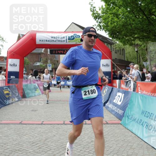 10.05.2026 - 8. Wedeler Halbmarathon Yannick Fuchs http://msf.ph/oto/9730180 10.05.2026 11:44:21 Ziel 100, 258, 2180, 2202 meine-sportfotos.de