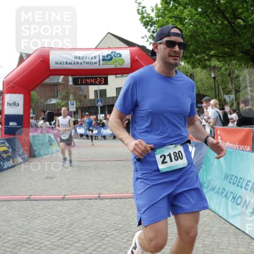 10.05.2026 - 8. Wedeler Halbmarathon Yannick Fuchs http://msf.ph/oto/9730186 10.05.2026 11:44:22 Ziel 100, 258, 2180, 2202 meine-sportfotos.de