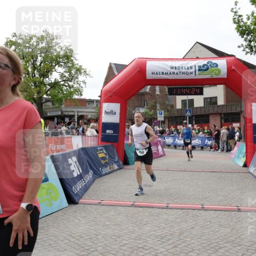 10.05.2026 - 8. Wedeler Halbmarathon Yannick Fuchs http://msf.ph/oto/9730201 10.05.2026 11:44:22 Ziel 100, 258, 2180, 2202 meine-sportfotos.de