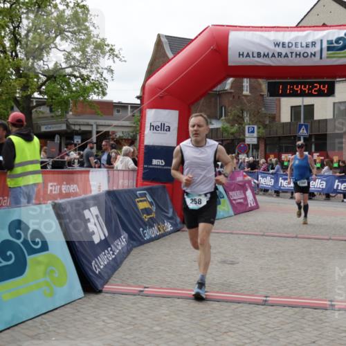 10.05.2026 - 8. Wedeler Halbmarathon Yannick Fuchs http://msf.ph/oto/9730209 10.05.2026 11:44:23 Ziel 100, 258, 2180, 2202 meine-sportfotos.de
