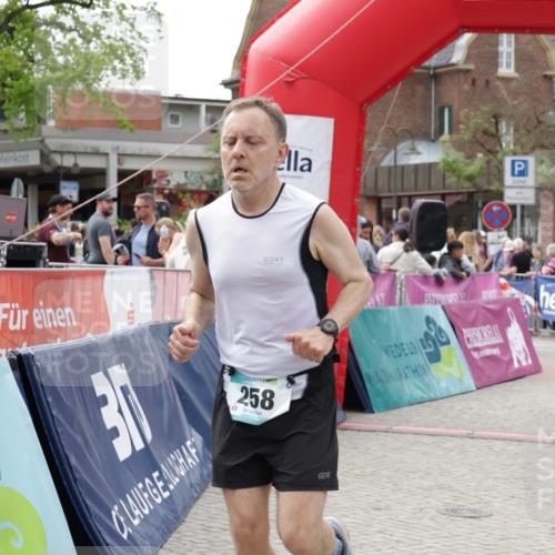 10.05.2026 - 8. Wedeler Halbmarathon Yannick Fuchs http://msf.ph/oto/9730223 10.05.2026 11:44:23 Ziel 100, 258, 2180, 2202 meine-sportfotos.de