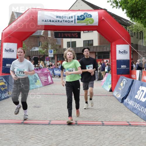 10.05.2026 - 8. Wedeler Halbmarathon Yannick Fuchs http://msf.ph/oto/9730526 10.05.2026 11:44:43 Ziel 778, 877 meine-sportfotos.de