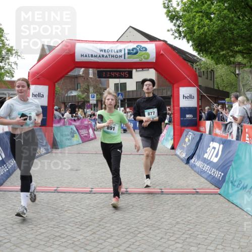 10.05.2026 - 8. Wedeler Halbmarathon Yannick Fuchs http://msf.ph/oto/9730538 10.05.2026 11:44:44 Ziel 778, 877 meine-sportfotos.de