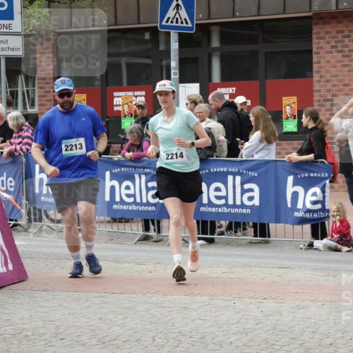 10.05.2026 - 8. Wedeler Halbmarathon Yannick Fuchs http://msf.ph/oto/9730576 10.05.2026 11:44:49 Ziel 2213, 2214 meine-sportfotos.de
