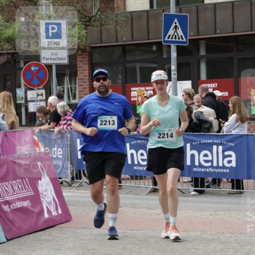 10.05.2026 - 8. Wedeler Halbmarathon Yannick Fuchs http://msf.ph/oto/9730588 10.05.2026 11:44:50 Ziel 2213, 2214 meine-sportfotos.de