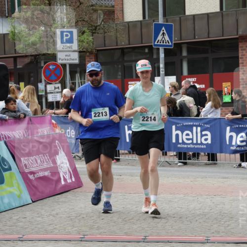 10.05.2026 - 8. Wedeler Halbmarathon Yannick Fuchs http://msf.ph/oto/9730602 10.05.2026 11:44:50 Ziel 2213, 2214 meine-sportfotos.de