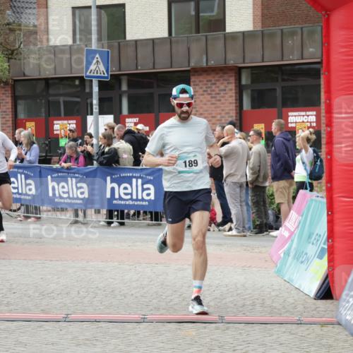 10.05.2026 - 8. Wedeler Halbmarathon Yannick Fuchs http://msf.ph/oto/9730666 10.05.2026 11:44:55 Ziel 49, 50, 189, 472, 823, 2213, 2214 meine-sportfotos.de