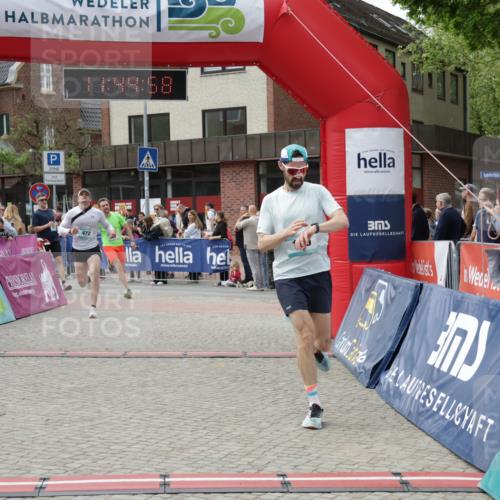 10.05.2026 - 8. Wedeler Halbmarathon Yannick Fuchs http://msf.ph/oto/9730700 10.05.2026 11:44:56 Ziel 49, 50, 189, 472, 823, 2213, 2214 meine-sportfotos.de