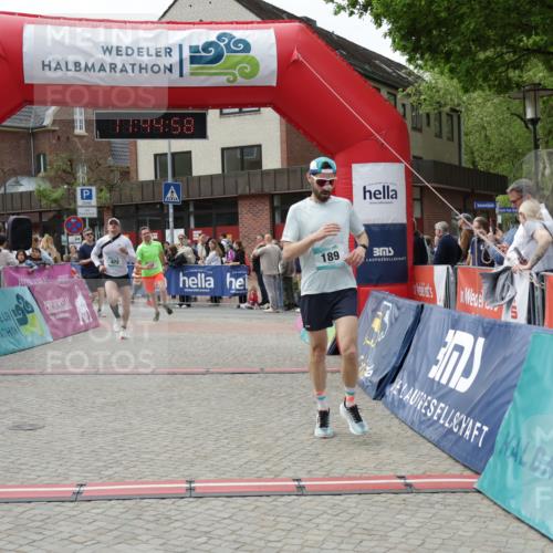 10.05.2026 - 8. Wedeler Halbmarathon Yannick Fuchs http://msf.ph/oto/9730705 10.05.2026 11:44:57 Ziel 49, 50, 189, 472, 823, 2213, 2214 meine-sportfotos.de