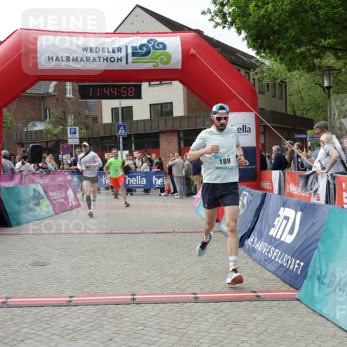 10.05.2026 - 8. Wedeler Halbmarathon Yannick Fuchs http://msf.ph/oto/9730708 10.05.2026 11:44:57 Ziel 49, 50, 189, 472, 823, 2213, 2214 meine-sportfotos.de