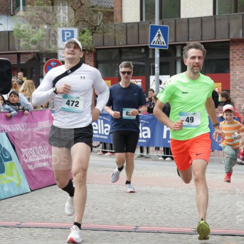 10.05.2026 - 8. Wedeler Halbmarathon Yannick Fuchs http://msf.ph/oto/9730719 10.05.2026 11:44:58 Ziel 49, 50, 189, 472, 823, 2213 meine-sportfotos.de