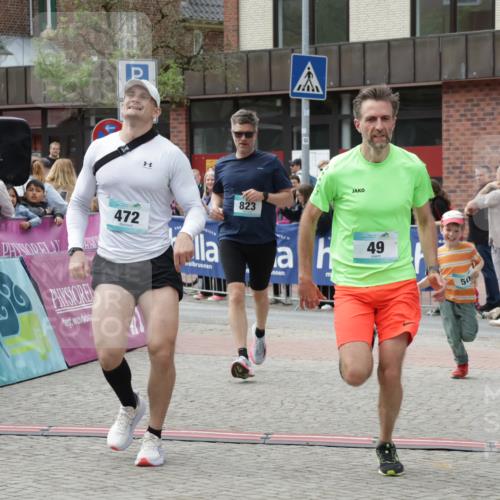 10.05.2026 - 8. Wedeler Halbmarathon Yannick Fuchs http://msf.ph/oto/9730722 10.05.2026 11:44:58 Ziel 49, 50, 189, 472, 823, 2213 meine-sportfotos.de