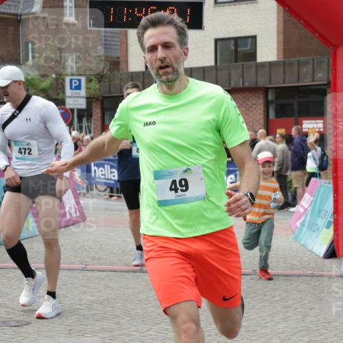 10.05.2026 - 8. Wedeler Halbmarathon Yannick Fuchs http://msf.ph/oto/9730740 10.05.2026 11:44:59 Ziel 49, 50, 189, 472, 823 meine-sportfotos.de