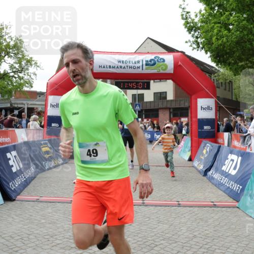 10.05.2026 - 8. Wedeler Halbmarathon Yannick Fuchs http://msf.ph/oto/9730755 10.05.2026 11:45:00 Ziel 49, 50, 189, 472, 763, 823 meine-sportfotos.de