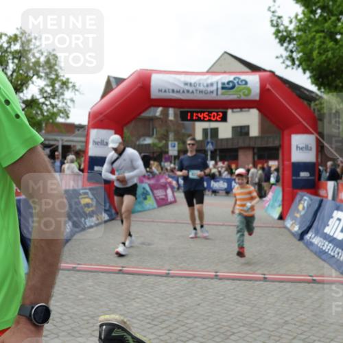 10.05.2026 - 8. Wedeler Halbmarathon Yannick Fuchs http://msf.ph/oto/9730765 10.05.2026 11:45:00 Ziel 49, 50, 189, 472, 763, 823 meine-sportfotos.de
