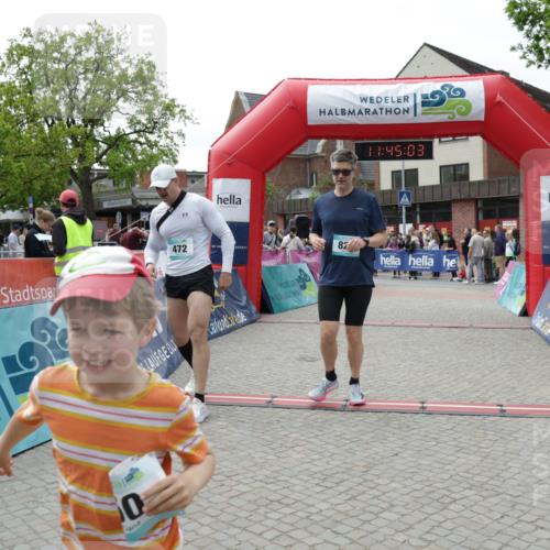 10.05.2026 - 8. Wedeler Halbmarathon Yannick Fuchs http://msf.ph/oto/9730796 10.05.2026 11:45:01 Ziel 49, 50, 189, 472, 755, 763, 823, 1047 meine-sportfotos.de