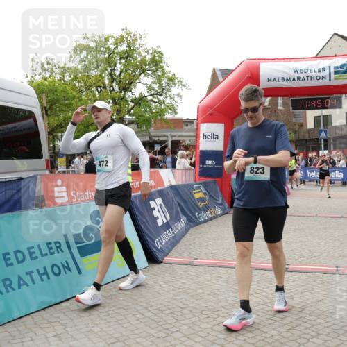 10.05.2026 - 8. Wedeler Halbmarathon Yannick Fuchs http://msf.ph/oto/9730813 10.05.2026 11:45:02 Ziel 49, 50, 472, 755, 763, 823, 1047 meine-sportfotos.de