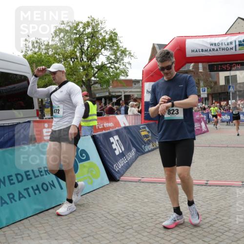 10.05.2026 - 8. Wedeler Halbmarathon Yannick Fuchs http://msf.ph/oto/9730819 10.05.2026 11:45:03 Ziel 49, 50, 472, 755, 756, 763, 823, 1047 meine-sportfotos.de