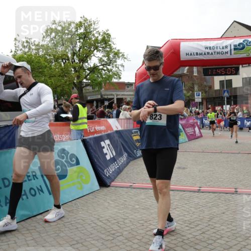 10.05.2026 - 8. Wedeler Halbmarathon Yannick Fuchs http://msf.ph/oto/9730828 10.05.2026 11:45:03 Ziel 49, 50, 472, 755, 756, 763, 823, 1047 meine-sportfotos.de