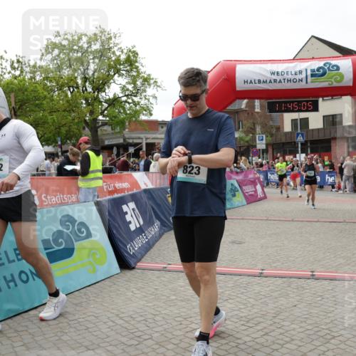 10.05.2026 - 8. Wedeler Halbmarathon Yannick Fuchs http://msf.ph/oto/9730833 10.05.2026 11:45:03 Ziel 49, 50, 472, 755, 756, 763, 823, 1047 meine-sportfotos.de