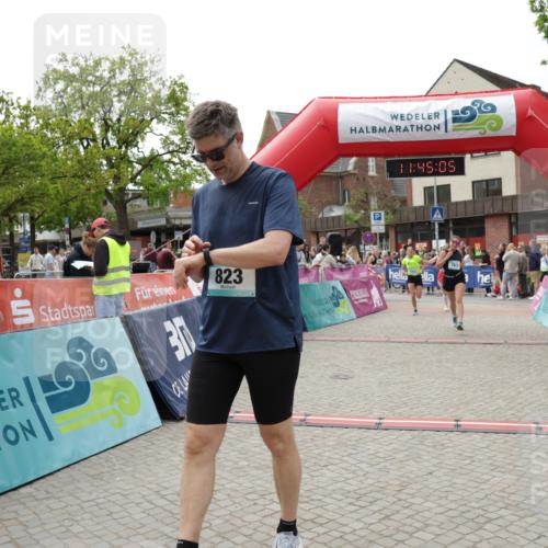 10.05.2026 - 8. Wedeler Halbmarathon Yannick Fuchs http://msf.ph/oto/9730842 10.05.2026 11:45:04 Ziel 49, 50, 472, 755, 756, 763, 823, 1047 meine-sportfotos.de