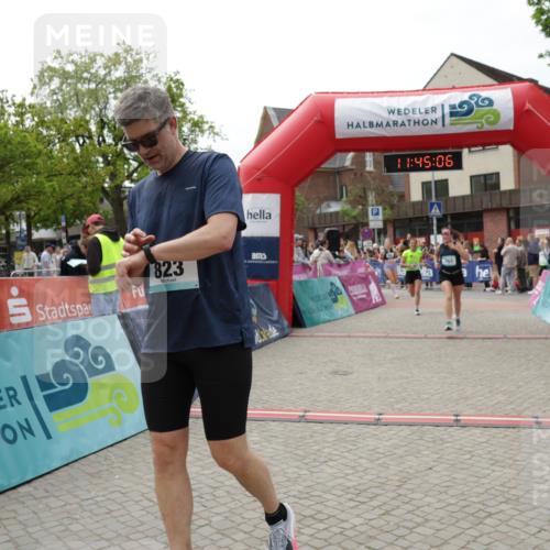 10.05.2026 - 8. Wedeler Halbmarathon Yannick Fuchs http://msf.ph/oto/9730853 10.05.2026 11:45:04 Ziel 49, 50, 472, 755, 756, 763, 823, 1047 meine-sportfotos.de