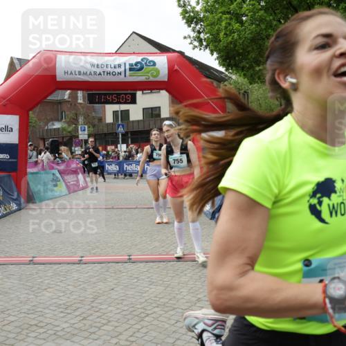 10.05.2026 - 8. Wedeler Halbmarathon Yannick Fuchs http://msf.ph/oto/9730905 10.05.2026 11:45:07 Ziel 52, 233, 749, 755, 756, 763, 917, 1047 meine-sportfotos.de