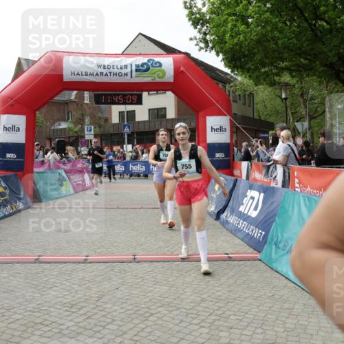 10.05.2026 - 8. Wedeler Halbmarathon Yannick Fuchs http://msf.ph/oto/9730910 10.05.2026 11:45:08 Ziel 52, 233, 749, 755, 756, 763, 917, 918, 1047 meine-sportfotos.de