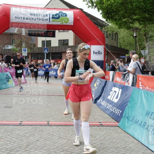 10.05.2026 - 8. Wedeler Halbmarathon Yannick Fuchs http://msf.ph/oto/9730925 10.05.2026 11:45:09 Ziel 52, 233, 749, 755, 756, 763, 917, 918, 1047 meine-sportfotos.de