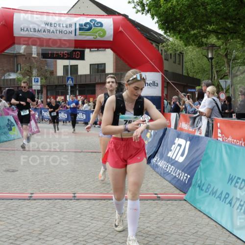 10.05.2026 - 8. Wedeler Halbmarathon Yannick Fuchs http://msf.ph/oto/9730930 10.05.2026 11:45:09 Ziel 52, 233, 749, 755, 756, 763, 917, 918, 1047 meine-sportfotos.de